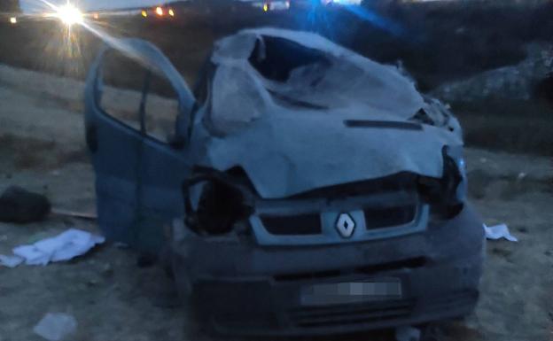 Estado en el que ha quedado la furgoneta tras caer por un terraplén.