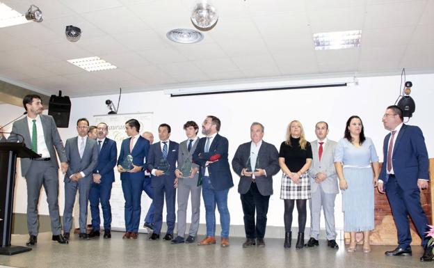 La directiva del Club y el alcalde.