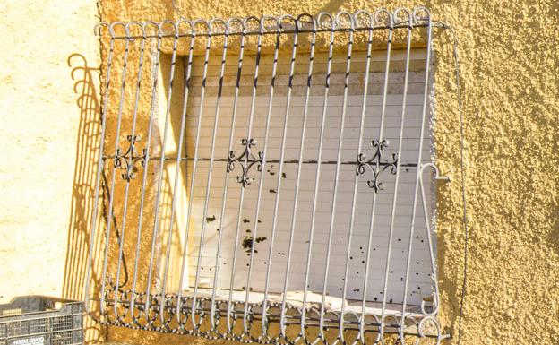 Persiana tiroteada en la casa del detenido en Cañada Hermosa. 