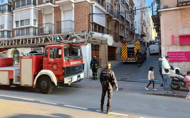 Bomberos en el centro de Cartagena, este jueves.