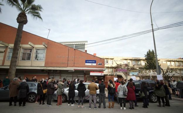 Decenas de padres, durante la protesta de este lunes. 