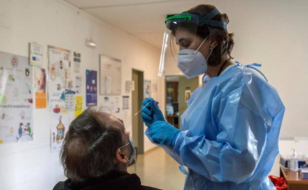 Síntomas y riesgos de 'kraken', la variante de la Covid más contagiosa