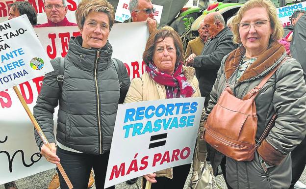 De izquierda a derecha, Paqui, Pepa y Fina, de Totana, durante la manifestación. 