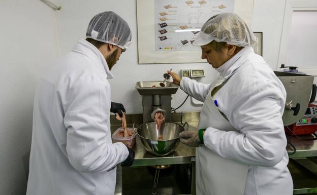 Los aprendices preparan carne picada.