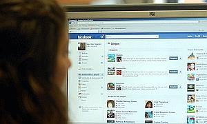 Una joven consultando Facebook. / Archivo/