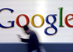 Un hombre pasa delante del logotipo de Google en Fráncfort (Alemania). / Boris Roessler (Efe)/