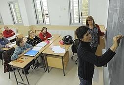 Carmen escribe en la pizarra bajo la mirada de su profesora y sus compañeros. :: G. CARRIÓN / AGM/
