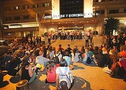 Dos centenares de 'indignados' protestan frente al Siete Coronas