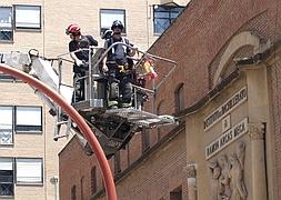 Un equipo de bomberos consolidando la agrietada fachada del IES Ramón Arcas. | PEDRO TERUEL/