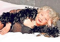 La anciana Hilda Breer, fotografiada en actitud provocativa por el periódico 'Bild', que la entrevistó. :: BILD/