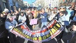 Un grupo de afectados en la Carrera de San Jerónimo con algunas de las pancartas que llevaron a la capital. :: PACO ALONSO / AGM/