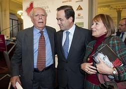 José Bono, ayer en el Casino de Murcia flanqueado por los expresidentes Carlos Collado y María Antonia Martínez. :: Vicente Vicéns/ AGM/