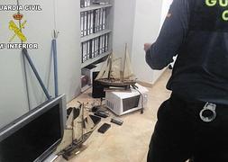 Pantalla de televisión y electrodomésticos recuperados en una vivienda de El Algar. :: GUARDIA CIVIL/