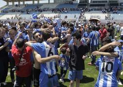 Los jugadores de La Hoya celebran el ascenso al final con los aficionados. :: SONIA LARIO / AGM/