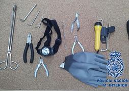 Tenazas, destornilladores, linternas, guantes y otros útiles para la perpetración de robos. :: Policía Nacional/