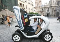 Pablo Rodríguez y Eduardo Bustillo, esta mañana, conduciendo el Twizy en la Plaza Belluga.:: Foto: Fran Manzanera /AGM | Vídeo: laverdad.es/