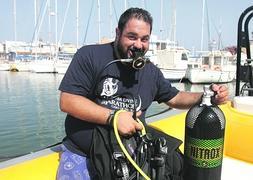 Balky posa enganchado a su equipo de buceo, un 'kit' del que nunca se aleja. :: Pablo Sánchez / AGM/