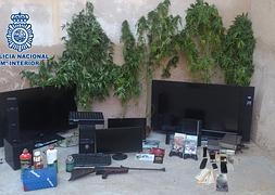 Droga y efectos incautados en el registro. | CNP/