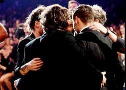 Miembros de One Direction unidos en los Brit Awards.::Twitter/