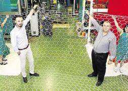 Alfredo Sánchez y Antonio Benimeli, en su fábrica. :: R. C./
