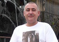 Francisco Rabadán con su última novela, que presentará el próximo miércoles. :: A. Durán/AGM/