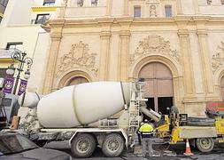 Una hormigonera descarga cemento, ayer, frente a la iglesia de Nuestra Señora del Carmen. :: Paco Alonso/AGM/
