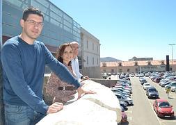 La autora de la tesis, Carolina Egea, flanqueada por Esteban Egea y Joan García. :: UPCT/