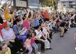 Con los brazos en alto de niños y padres fue recibida la sardina desde las tribunas. :: Alfonso Durán/AGM/