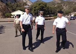 El Príncipe Felipe visita una explanada de La Algameca. :: J.M.R. / AGM/