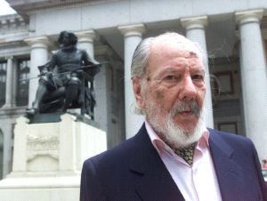 EN LA MEMORIA. Ramón Gaya, en la puerta del madrileño Museo del Prado. / MARTÍNEZ BUESO/