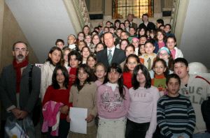 EN EL AYUNTAMIENTO. El alcalde, rodeado ayer de escolares, antes del Pleno infantil. / V. VICENS/AGM/
