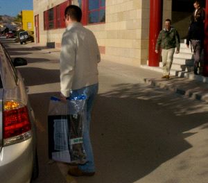 EL MALETÍN. Fue incautado al abogado de Juan Morales y llegó dentro de una bolsa. Foto: GUILLERMO CARRIÓN/AGM/ Video: CANAL 6/