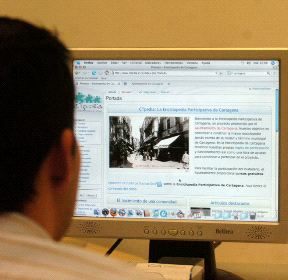 ESCRIBE. Un joven visita el nuevo portal ctpedia. / A. GIL / AGM/