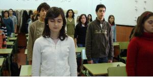 RELAJACIÓN. Varios alumnos del Francisco Cascales, en un entrenamiento de técnicas sofrológicas. / JOSÉ JIMÉNEZ/