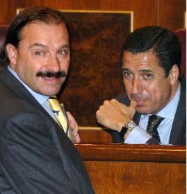 EN EL HEMICICLO. Martínez-Pujalte conversa con Eduardo Zaplana en una sesión del Congreso, en una foto de archivo. / EFE/
