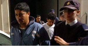 PILLADOS. Los agentes de la Policía Nacional trasladan a los detenidos a los juzgados. / GUILLERMO CARRIÓN/AGM./