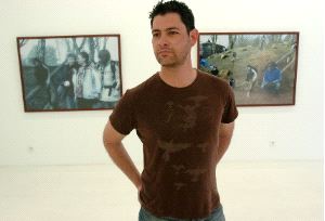 FOTOCREACIÓN. Manolo Bautista ante sus obras Cuatro amigos y Evolution. / GUILLERMO CARRIÓN / AGM/