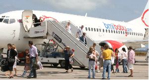 EN TIERRA. Un grupo de turistas británicos llega al aeropuerto de San Javier el pasado verano. / JUAN LEAL/