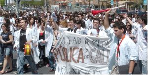 MOVILIZACIÓN. Universitarios protestan en Murcia contra la implantación de una facultad de Medicina por parte de la UCAM. / G. CARRIÓN/