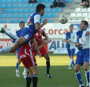 FUERZA. Una jugada del Lorca Ceuta disputado la primera vuelta. /PACO ALONSO/