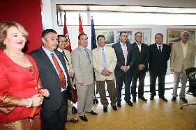 ACUERDO. Los alcaldes, el consejero y el representante de la Asociación de Trastornos de la Personalidad, José Castillo . / J. LEAL/