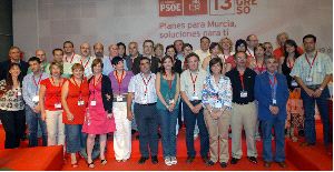 AL COMPLETO. Foto de familia de la nueva ejecutiva regional del PSRM tras su elección ayer por la tarde. Sólo falta el secretario general, Pedro Saura. / NACHO GARCÍA/AGM/