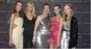 ARROPADA. La homenajeada, propietaria de una de las más prestigiosas agencias de modelos españolas, rodeada de algunas de sus ex alumnas./