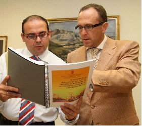 PREPARATIVOS. El consejero Benito Mercader junto al director de Protección Civil, Luis Gestoso. / M.BUESO./