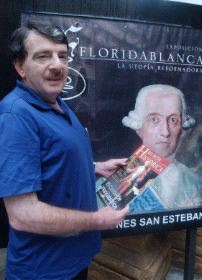 APASIONADO. Ángel Márquez con la nueva revista. / I. SÁNCHEZ / AGM/