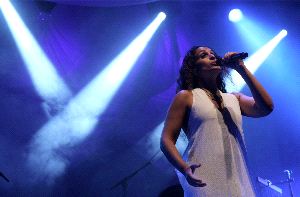 ESPECTACULAR. Noa interpreta una de las canciones de su nuevo disco sobre el escenario del Teatro Circo de Cartagena. / PABLO SÁNCHEZ / AGM/