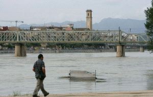 RIADA. La última avenida del Ebro a su paso por Tortosa, en mayo de este año. / EFE/