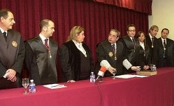 Pío Pérez Laserna, diputado primero; Hilario Campoy Molina, secretario; Elisa Campoy López-Perea, tesorera; Francisco Javier Campoy Serrahima, decano; Domingo López López, diputado tercero; María del Carmen Teruel Ruiz, bibliotecaria; Luis García Albarracín, diputado segundo; y Ángel García Aragón, diputado cuarto, tras la jura de sus cargos. / P. ALONSO / AGM/