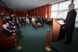 Valcárcel pronuncia su discurso ante destacados empresarios y políticos, ayer en el Club Siglo XXI. / JULIÁN DE DOMINGO/