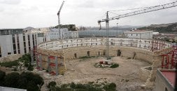 Vista desde el Parque Torres de la plaza de toros, en cuyo subsuelo están los restos del Anfiteatro Romano. Éste data del año 70. / J. M. RODRÍGUEZ / AGM/